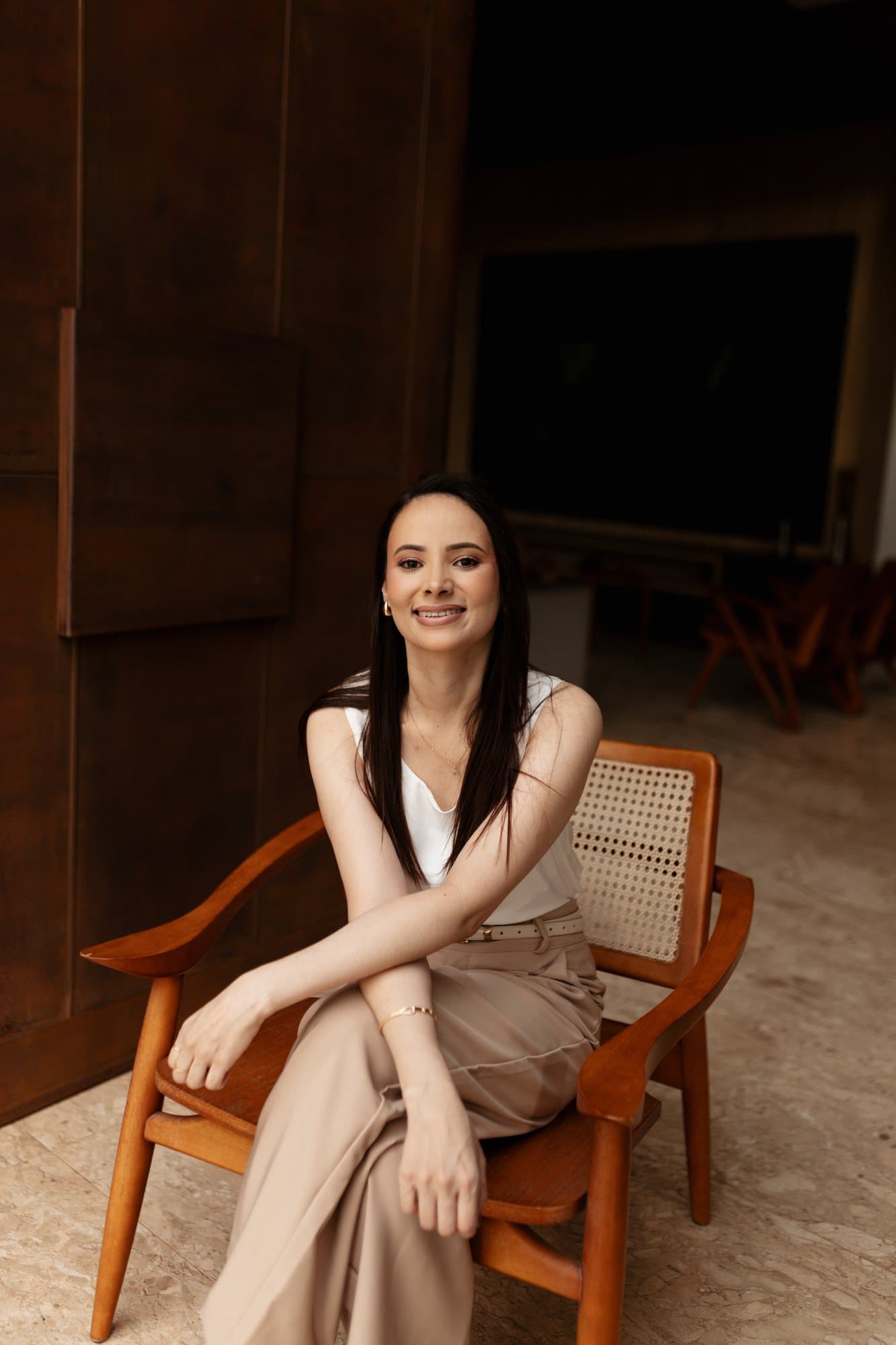 Psicóloga Célia Araújo em seu ambiente de trabalho